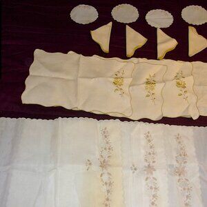 Fantastic Antique Complete Set Of Four 4-pc Linen Table Place Settings